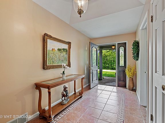 5th image of 303 Thornwood Ln