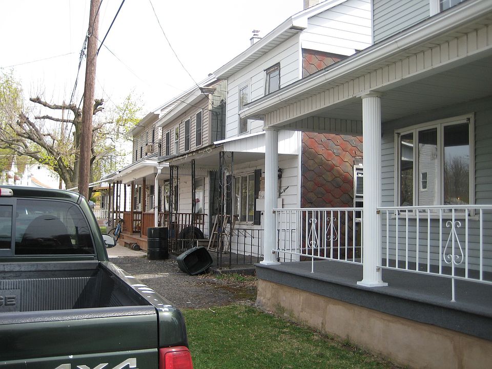 2nd image of 723 Summit Hill Rd