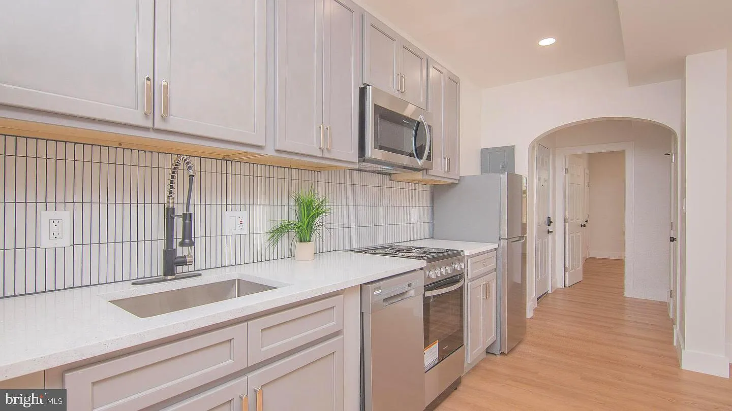 2 bed, 1.0 bath, 515 sqft, $2,100 — Photo 3