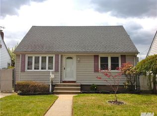 7940 261st St, Glen Oaks, NY 11004