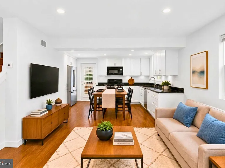2218 Farrington Ave — Photo 8