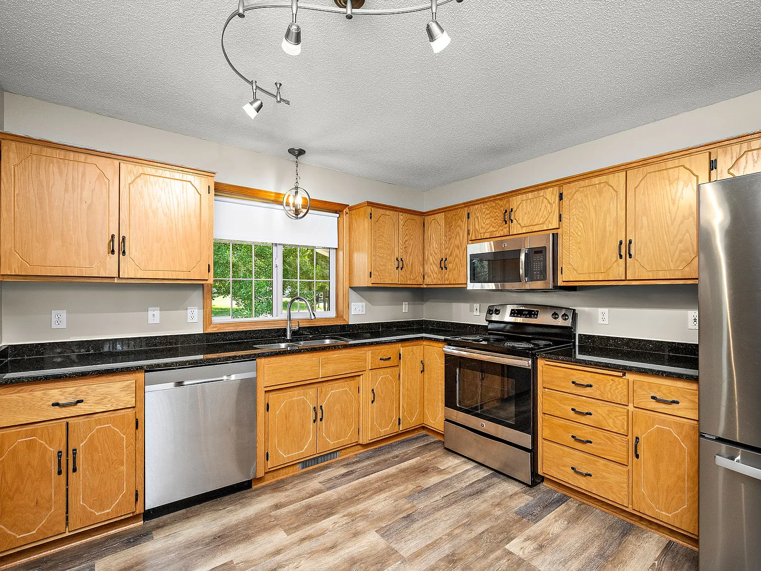 3 bed, 1958 sqft, $2,600 — Photo 4