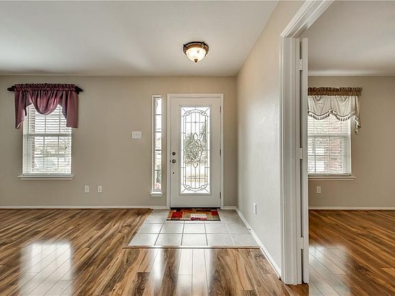 2nd image of 809 Essex Dr