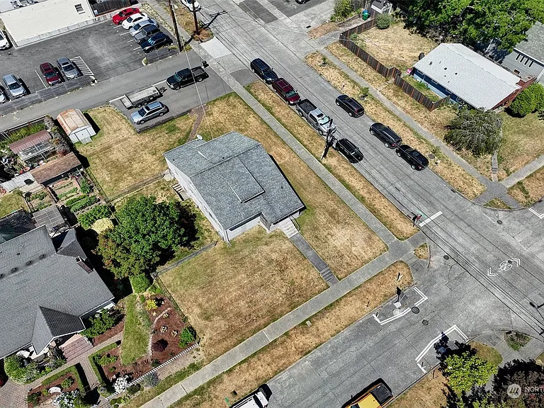7505 34th Ave SW — Photo 2