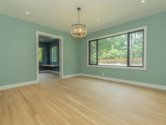 5th image of 2325 Lincoln Ave