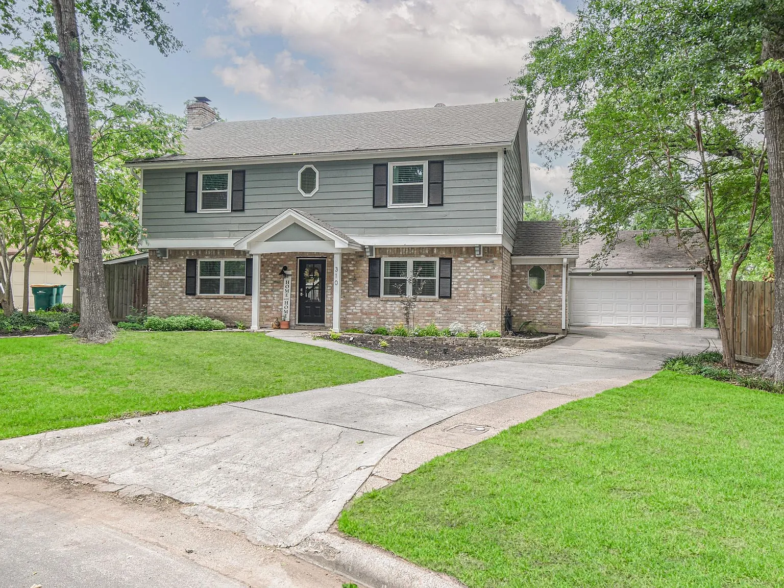 4 bed, 2.5 bath, 2304 sqft, $2,475 — Photo 2