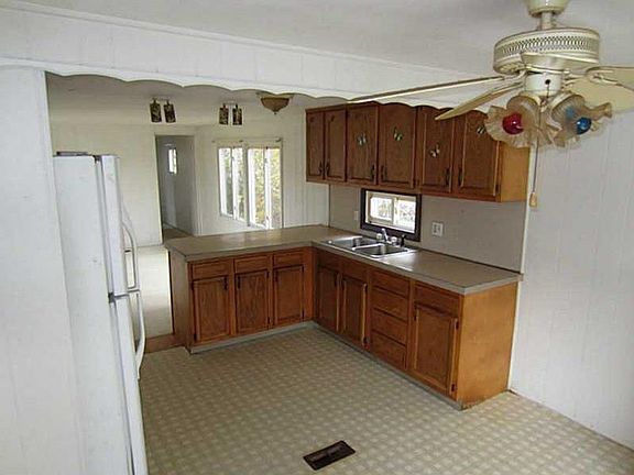3rd image of 2 Breezy Lake Dr