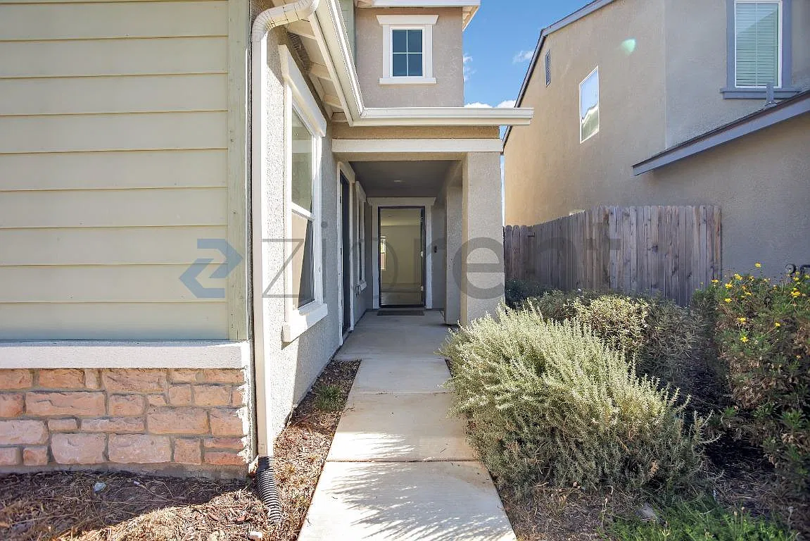 5 bed, 3.5 bath, 2544 sqft, $2,599 — Photo 4