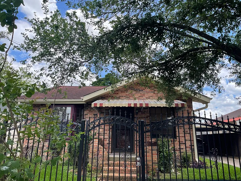 223 Sidney St — Photo 4