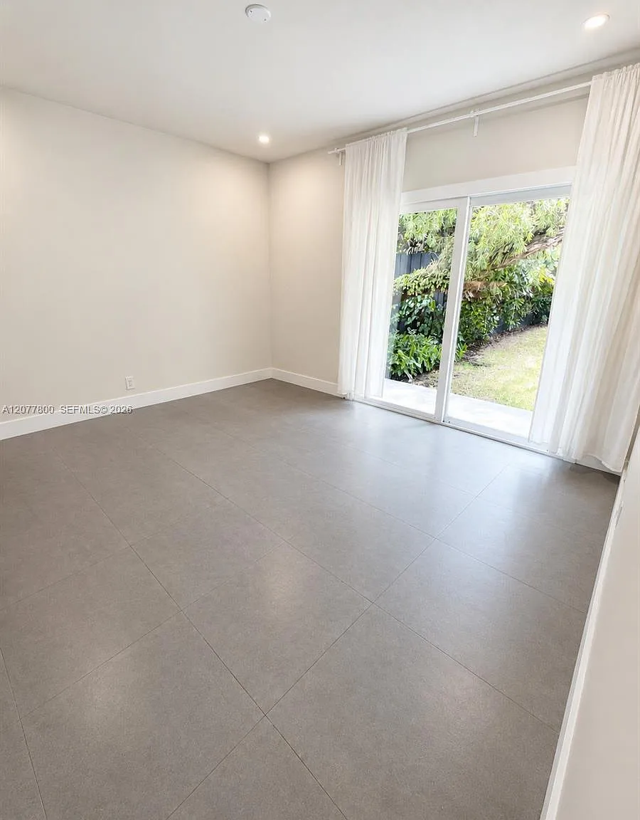 Suniland Terrace — Photo 2