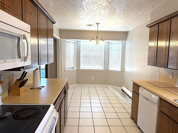 2nd image of 3011 NE Lancaster Ln