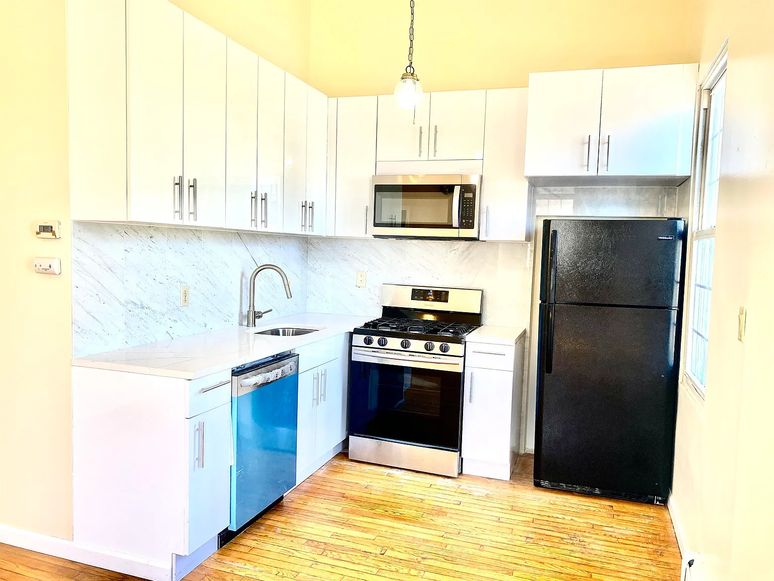 3 bed, 1.0 bath, $3,000 — Photo 2