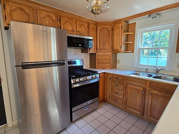 2nd image of 33 Mynelle Dr
