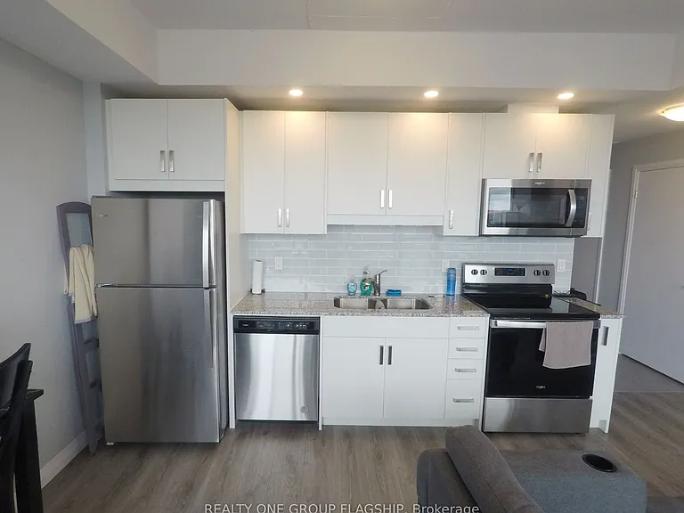 60 Charles St W — Photo 9