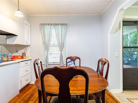 2nd image of 2501 Pineknoll St