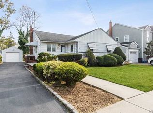 921 Maple Ln, East Meadow, NY