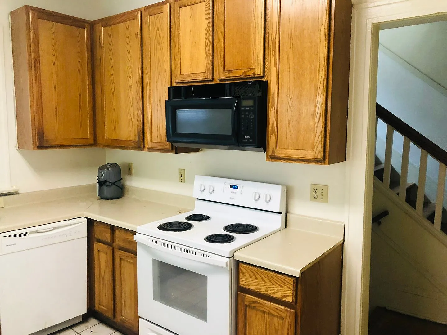 Large House W/ Off-Street Parking & 3 Bathrooms! — Photo 3