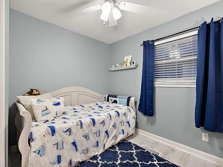 486 Charlevoix St — Photo 24