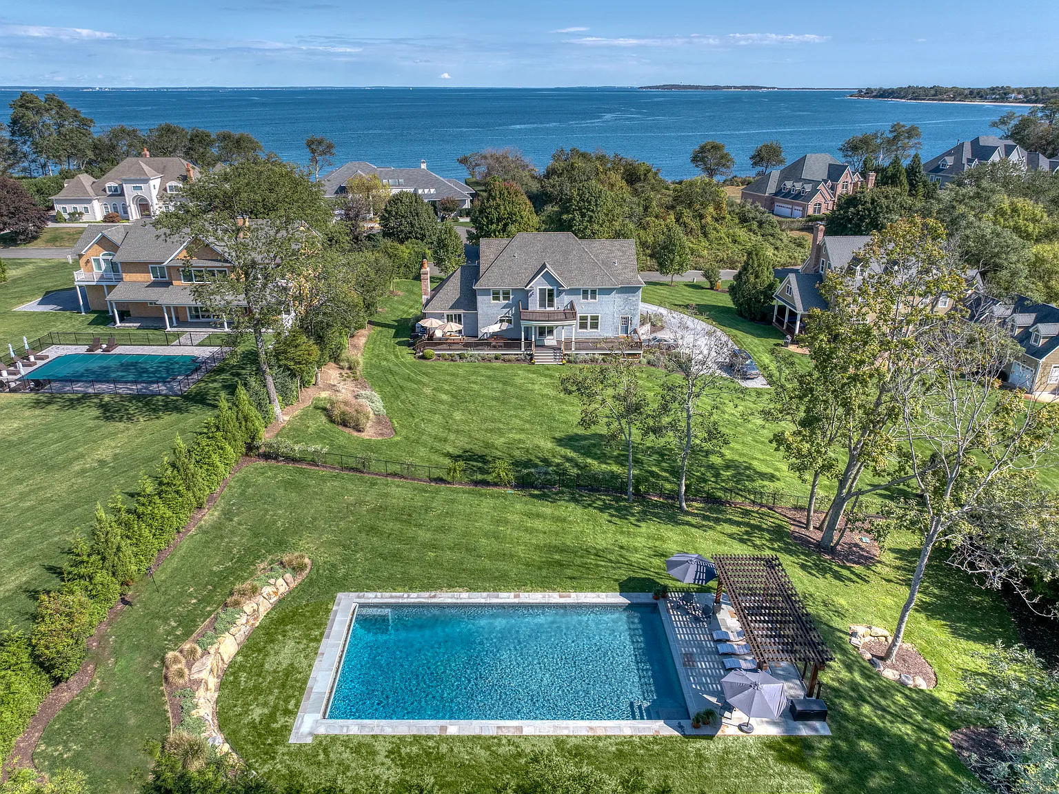 Spacious Orient rental with pool and park-like grounds — Photo 2