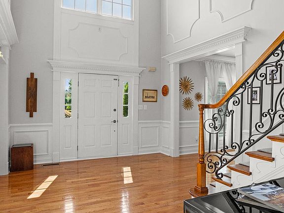 3rd image of 9 Dartmouth Ln
