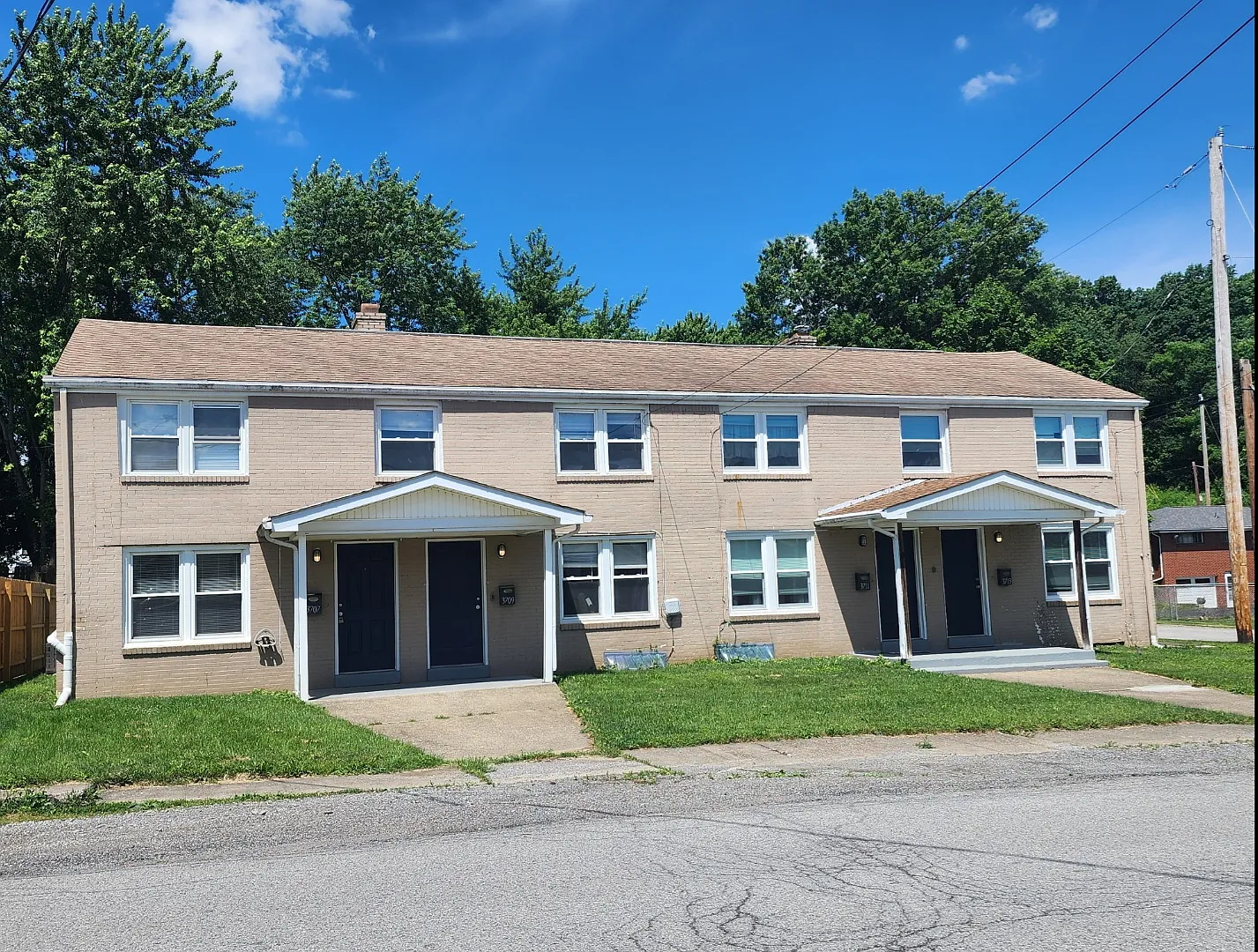 3 bed, 870 sqft, $1,200 — Photo 1