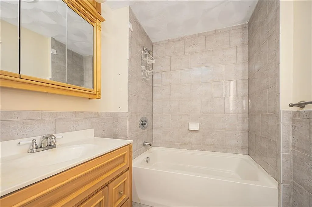 3 bed, 1232 sqft, $2,600 — Photo 4