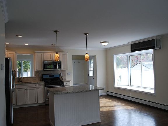 4th image of 253 N Oak St