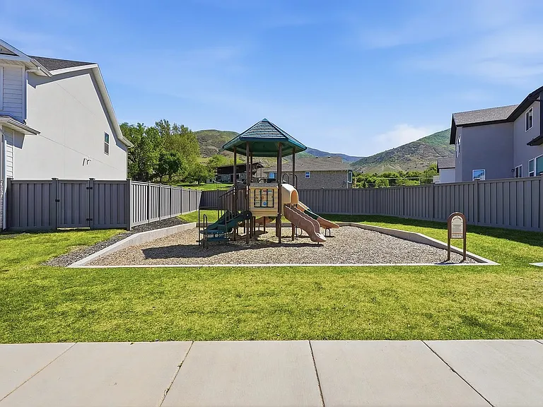 915 N Evelyn St — Photo 12