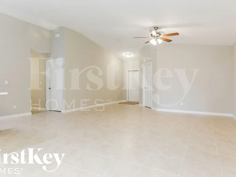 1062 SW Fenway Rd — Photo 2