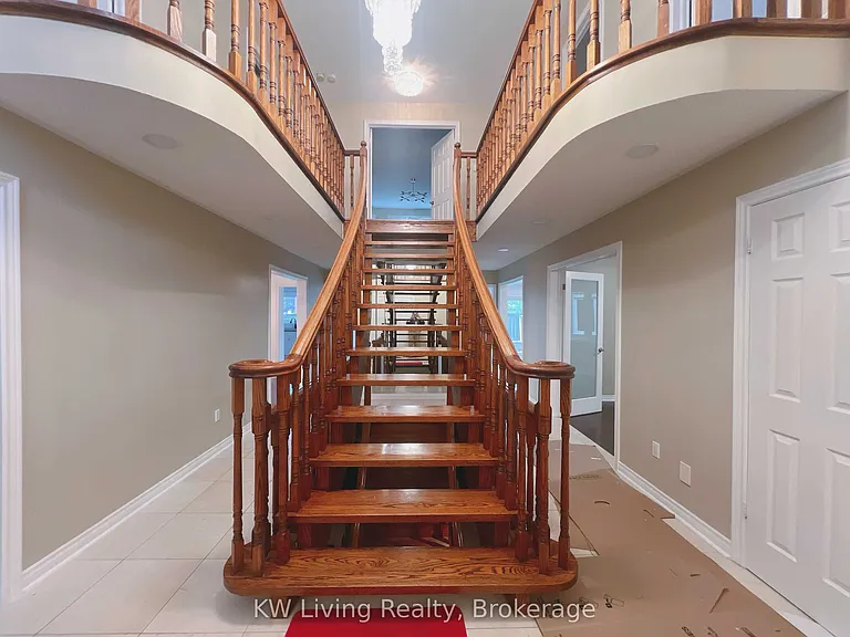 47 Waltham Cres — Photo 4