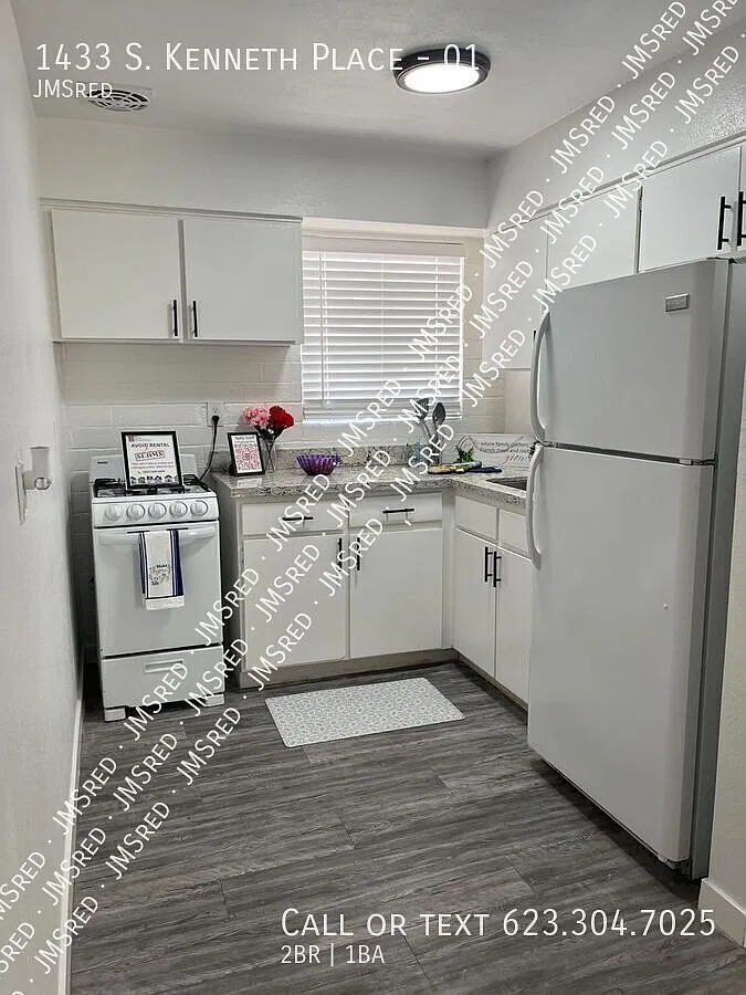 **Take 1/2 Off The First Month's Rent! Freshly Updated Two Bedroom / One Bath Apartment Near Asu — Photo 4