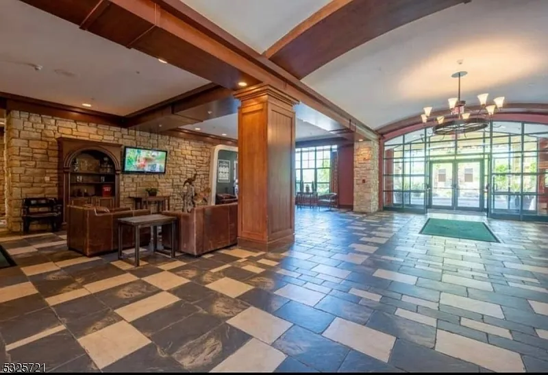 1 bed, 1.0 bath, 637 sqft, $1,875 — Photo 2