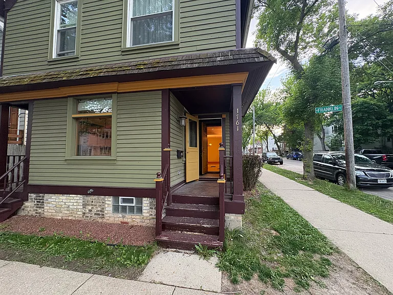 1761 N Franklin Pl — Photo 2