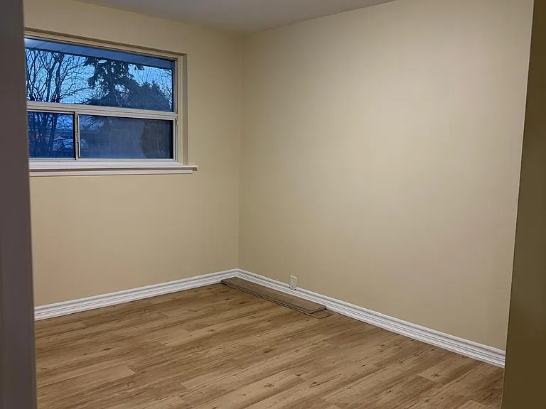 28 Alexandria Cres — Photo 17