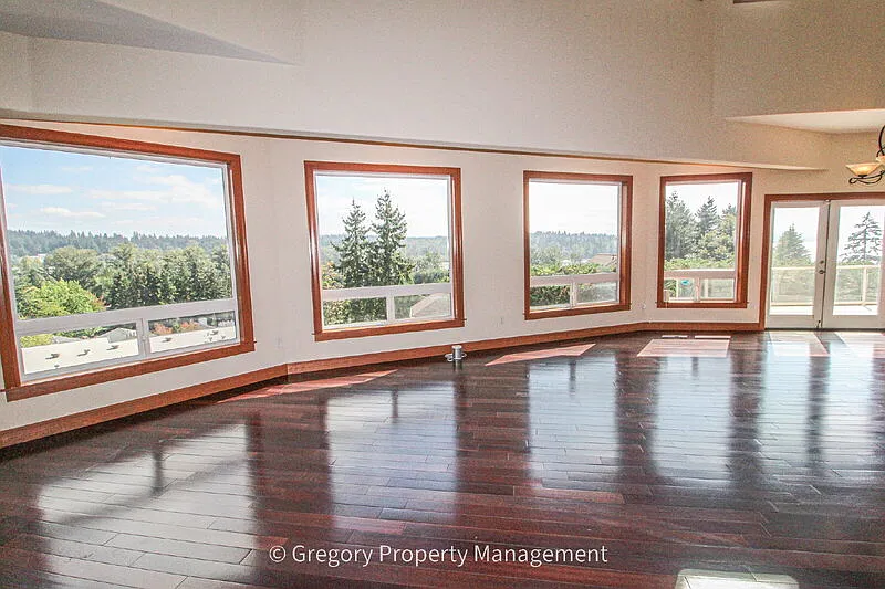 4 bed, 4.0 bath, 4550 sqft, $6,990 — Photo 4