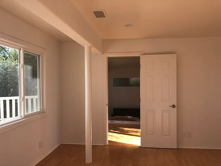 937 Roble Ln — Photo 5