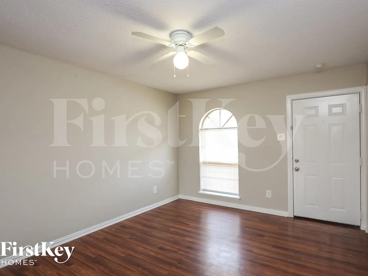 3 bed, 1.5 bath, 1258 sqft, $2,015 — Photo 2
