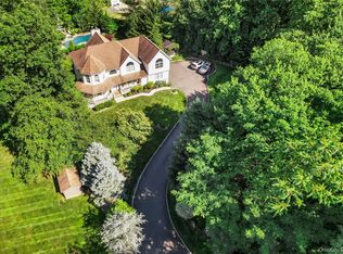 9 Ronwood Rd, Chestnut Ridge, NY 10977