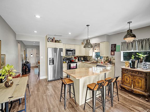 5th image of 698 NE 34th Street