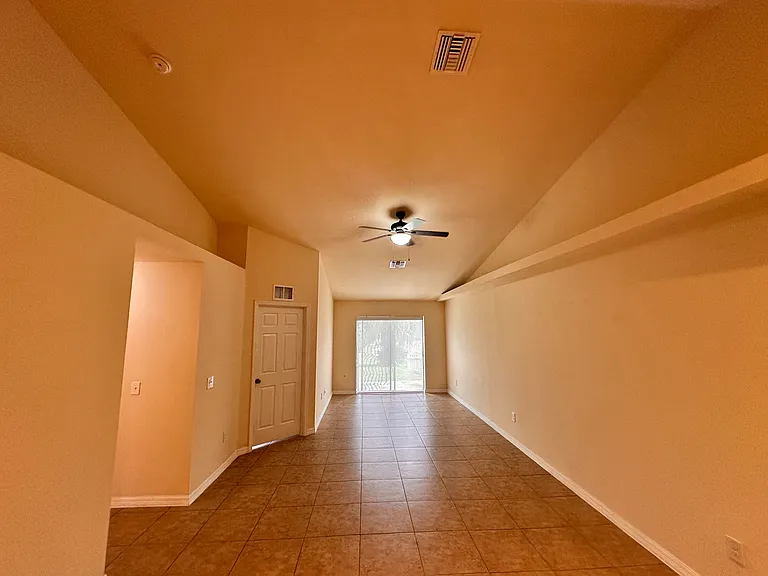 146 SW 47th Ter — Photo 3