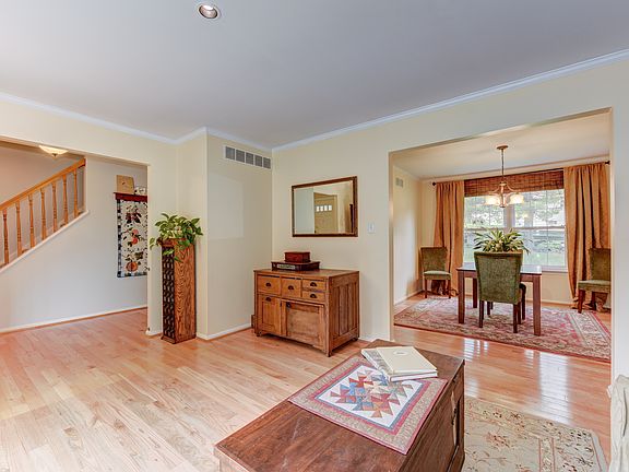 Living room & dining flow together w/hardwoods