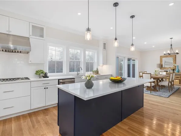 24 Willow Ln, Portsmouth, RI 02871