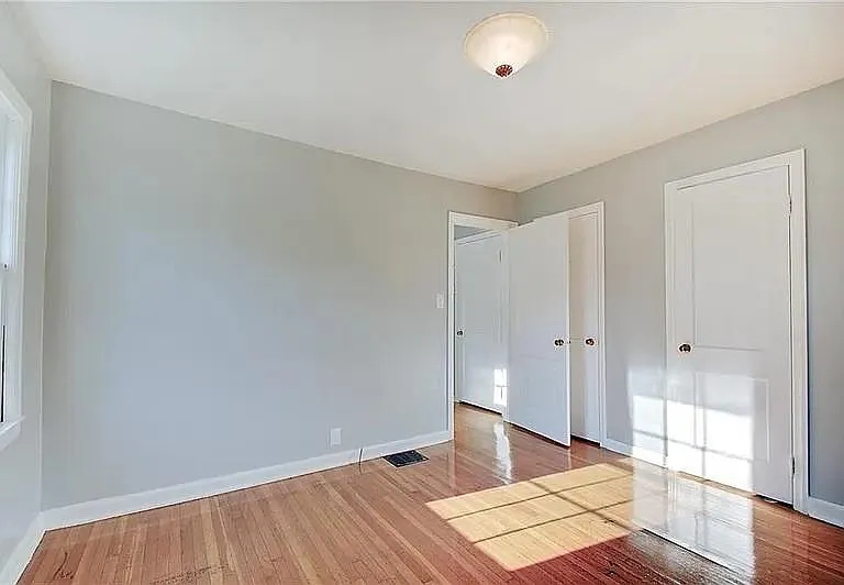 702 W 42nd St — Photo 15