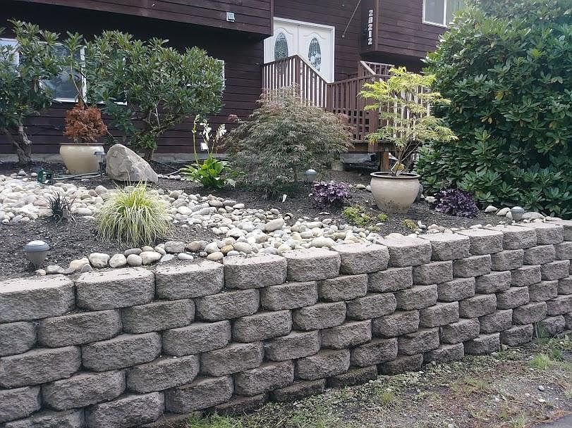 Welcome to our quiet, clean & sober neighborhood located on a private road in Kent, with a large yard and garden space.