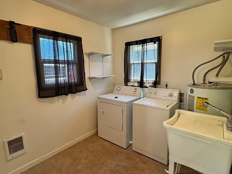 8935 N Kellogg St — Photo 9