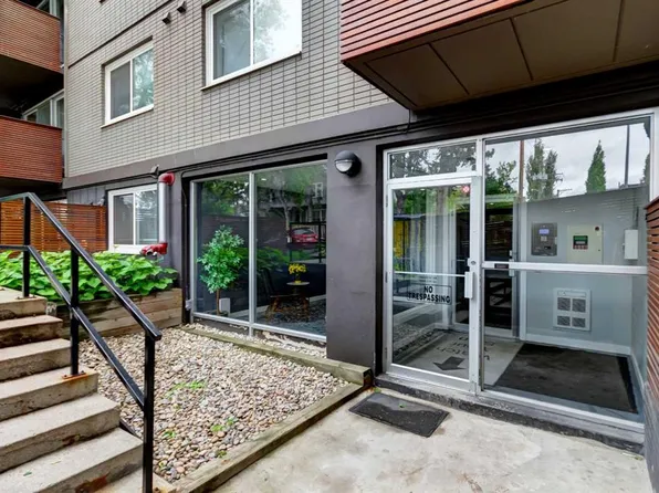 1904 W 10th St SW #301, Calgary, AB T2T 3G1