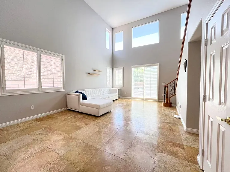 538 Los Hermanos St — Photo 4