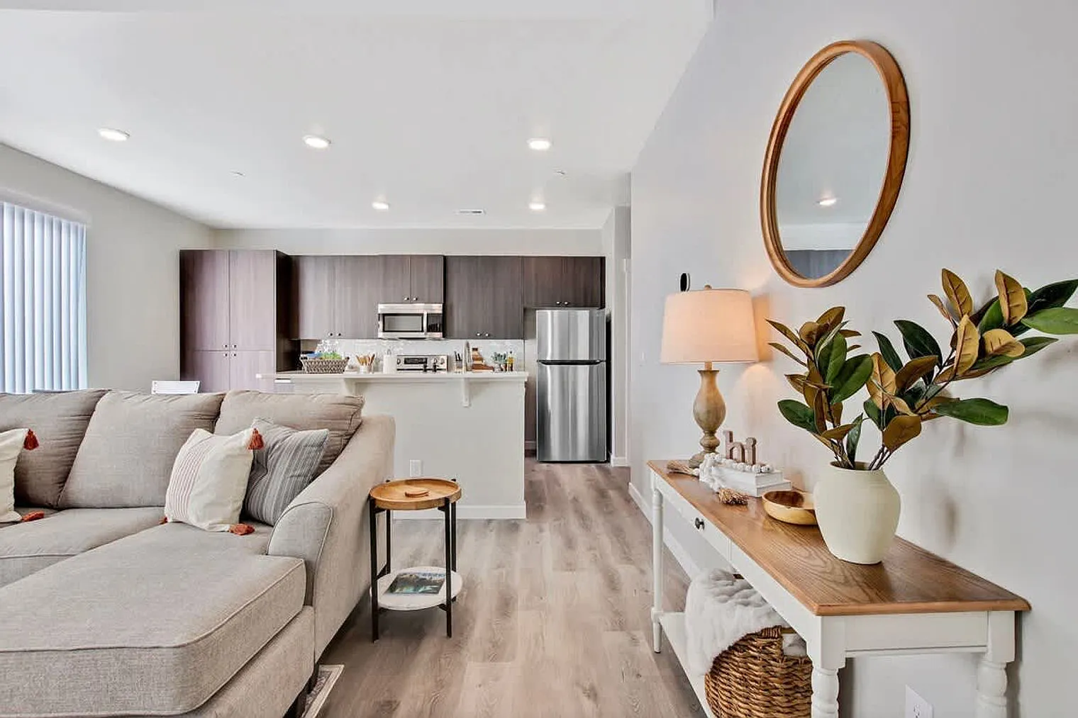 3 bed, 3.0 bath, 559 sqft, $4,798 — Photo 3