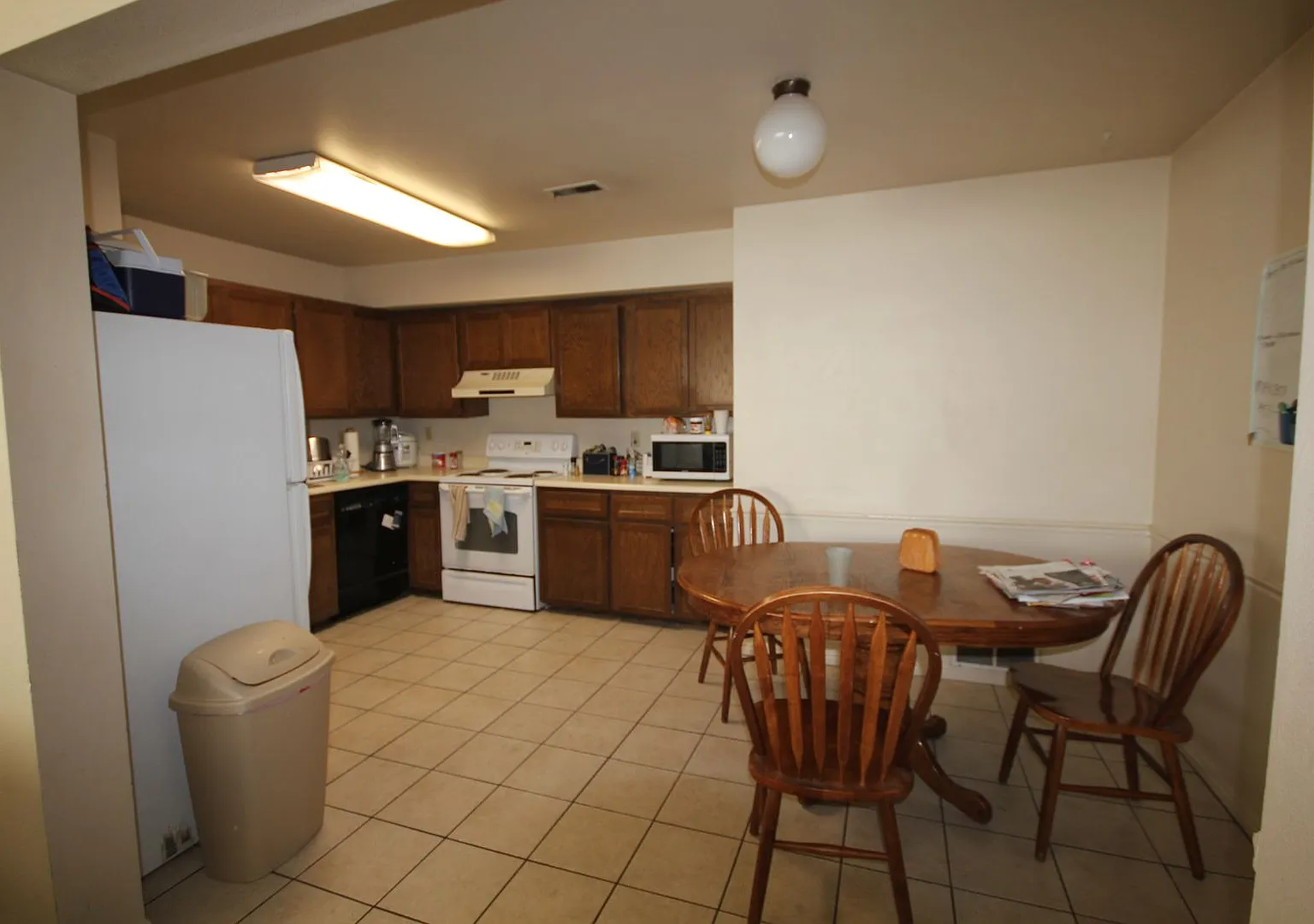 Live With A Friend At Wellington Condos!! — Photo 4