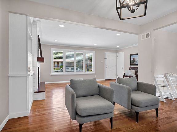 3rd image of 1202 Laven Del Ln